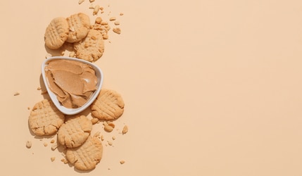 Erdnussbutter Cookies mit Erdnussbutter und Erdnüssen dekoriert