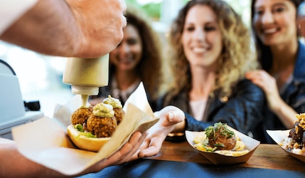 Essen aus dem Foodtruck wird Gästen serviert