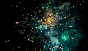 Grünes Feuerwerk in der Silvesternacht