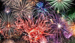 Feuerwerk am Himmel in der Nacht zu Silvester und Neujahr
