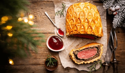 Filet Wellington angeschnitten auf einem Brett zu Weihnachten