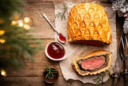 Filet Wellington angeschnitten auf einem Brett zu Weihnachten