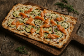 Rezept für Flammkuchen mit Lachs und Zucchini