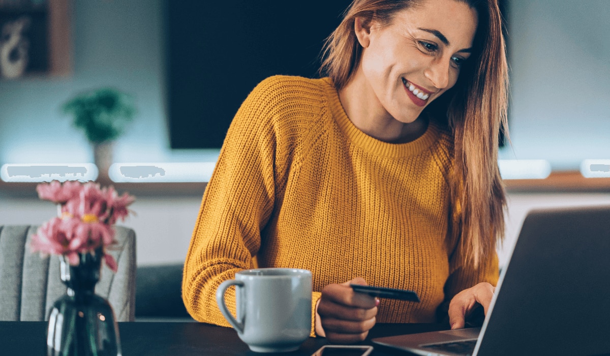 Frau beim Online-Shopping am Singles Day