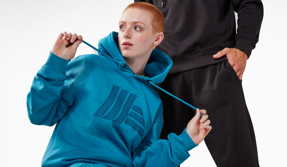 Frau in blauem Hoodie mit ALDI Logo