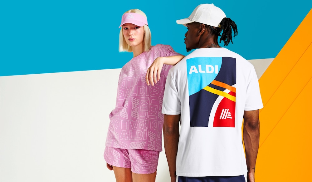 Frau in rosa Klamotten, Mann im weißen Aldi Shirt.