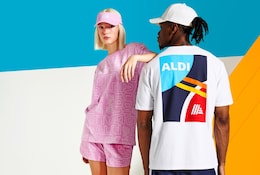 Frau in rosa Klamotten, Mann im weißen Aldi Shirt.