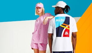 Frau in rosa Klamotten, Mann im weißen Aldi Shirt.