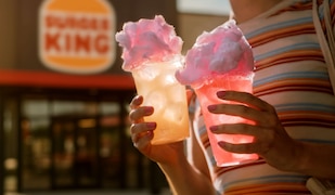Frau trägt Burger King Summernades