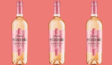 Freixenet Mederano Glühwein Rose 2024 Packshots vor pinkem Hintergrund