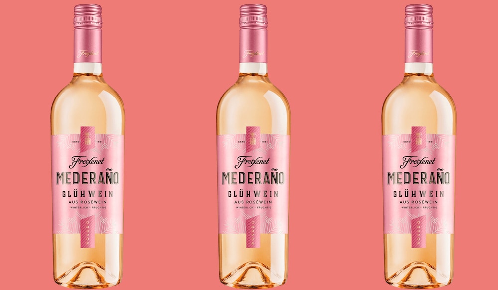 Freixenet Mederano Glühwein Rose 2024 Packshots vor pinkem Hintergrund