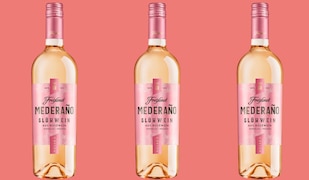 Freixenet Mederano Glühwein Rose 2024 Packshots vor pinkem Hintergrund