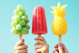 Fruchteis am Stiel in Form von realistischen Früchten