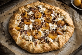 Galette mit Mirabellen Walnüssen und Ziegenkäse