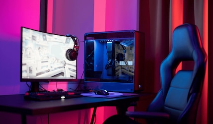 Gaming-Setup in einem Gaming-Zimmer mit Stuhl und PC