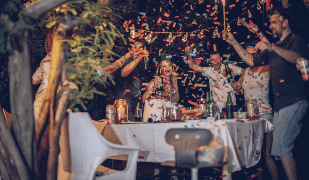 Geburtstagsparty im Freien mit Konfetti