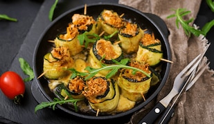 Gefüllte Zucchini-Röllchen mit Ricotta und Tomaten