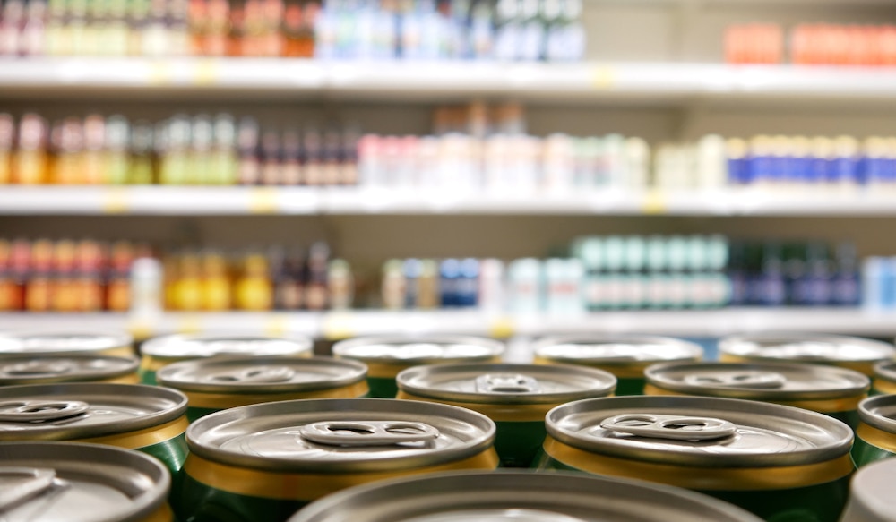 Getränkedosen in einem Supermarktregal