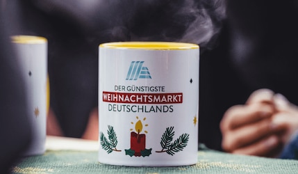 Glühwein für 1 Euro vom günstigsten Weihnachtsmarkt Deutschlands 2024 von ALDI Süd