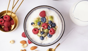 Grießbrei in einer Schüssel mit Obst als Topping