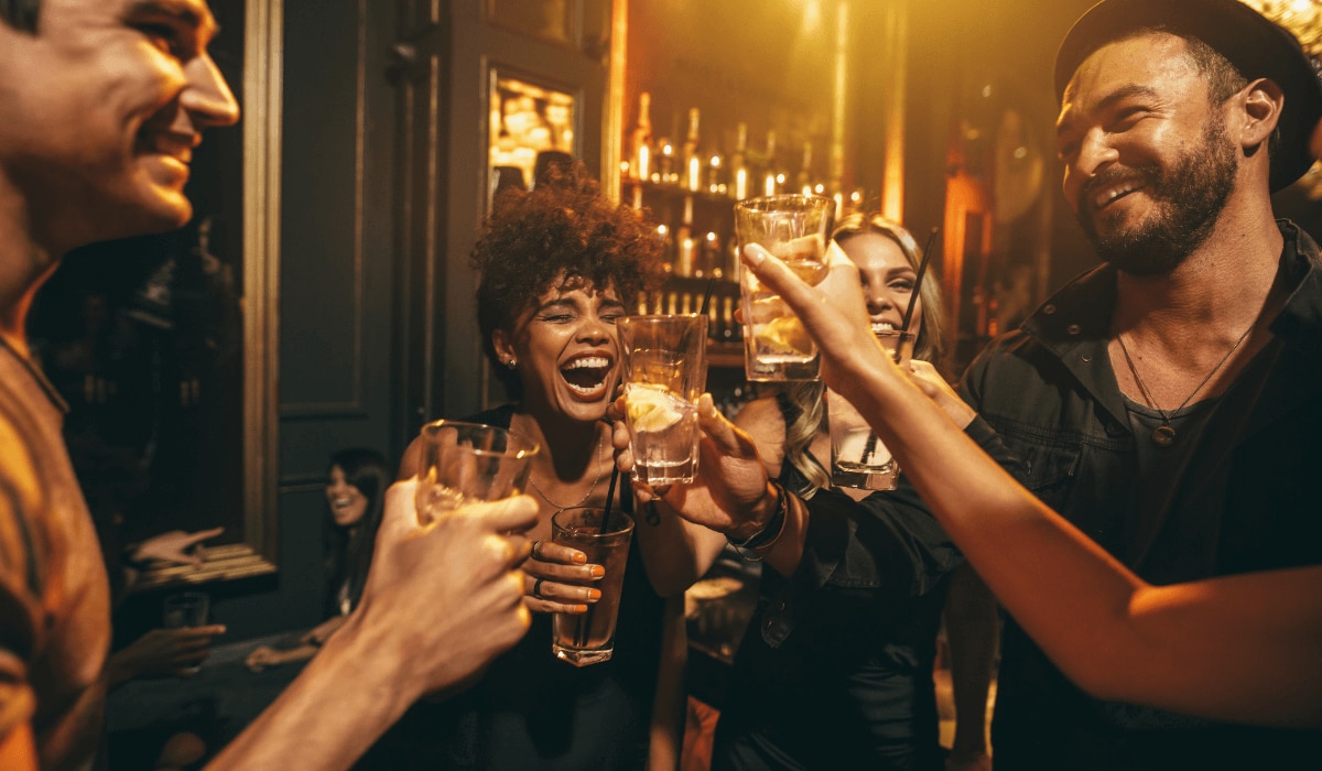 Gruppe von Menschen in einer Bar mit Getränken