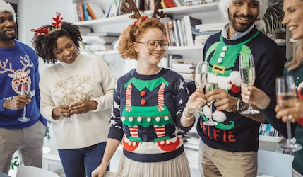 Gruppe von Menschen in verschiedenen Weihnachtspullovern zu Weihnachten 2024