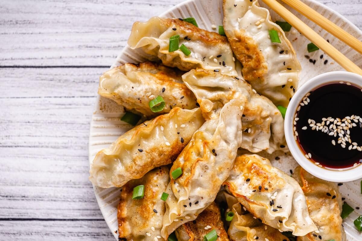 Gyoza Dumplings mit Sojasauce.jpg