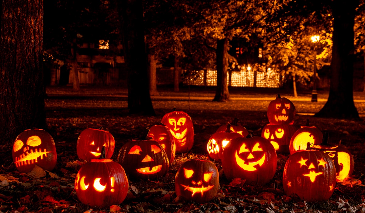 Halloween Kürbis Laternen in einem Park bei Nacht