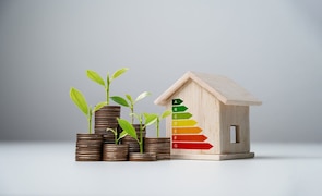 Kleines Holzhaus mit Energieeffizienzklassen und Münzen