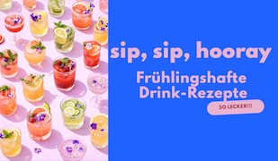 Frühlingsdrinks mit verschiedenen pastellfarbenen kleinen Gläsern
