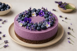 Heidelbeer-Lavendel-Tarte auf einem Teller