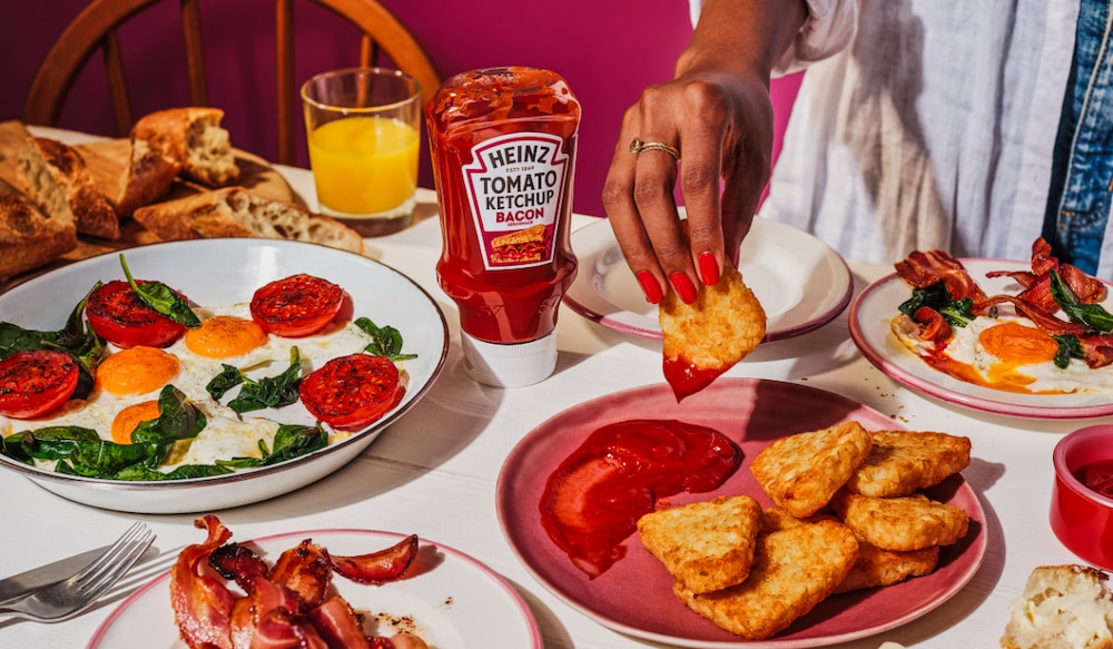 Heinz Bacon Ketchup mit unterschiedlichem Essen auf einem Tisch