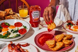 Heinz Bacon Ketchup mit unterschiedlichem Essen auf einem Tisch