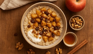Schüssel mit herbstlicher Apfel-Zimt-Bowl auf Holztisch 