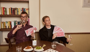 Matthias Schweighöfer und Joko trinken ihren neuen Sauvignon Blanc und spielen Karten
