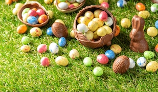 IKEA Osteraktionen: Osterkorb befüllt mit bunten Eiern auf einer Wiese