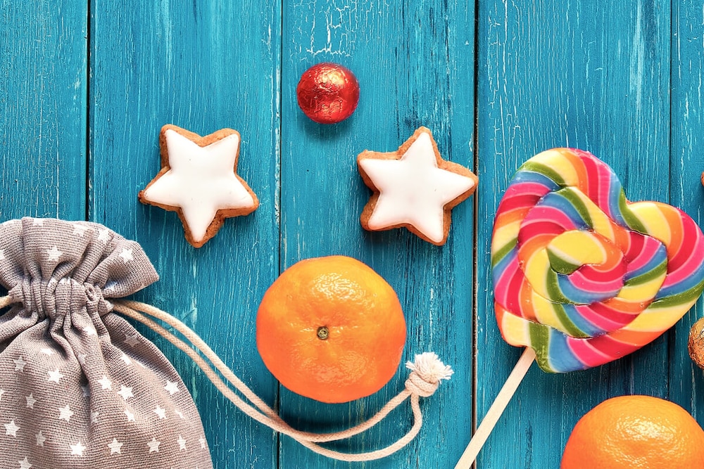 Mandarine, Zimtsterne und Schokolade als Nikolaus-Geschenk