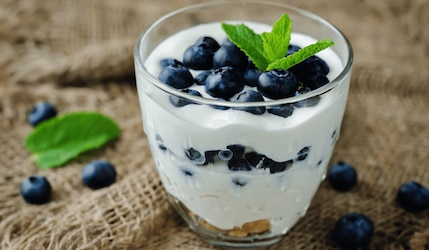 Joghurt Becher mit Blaubeeren drin