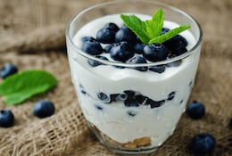 Joghurt Becher mit Blaubeeren drin