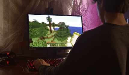 Junge spielt an einem Gaming-PC Minecraft