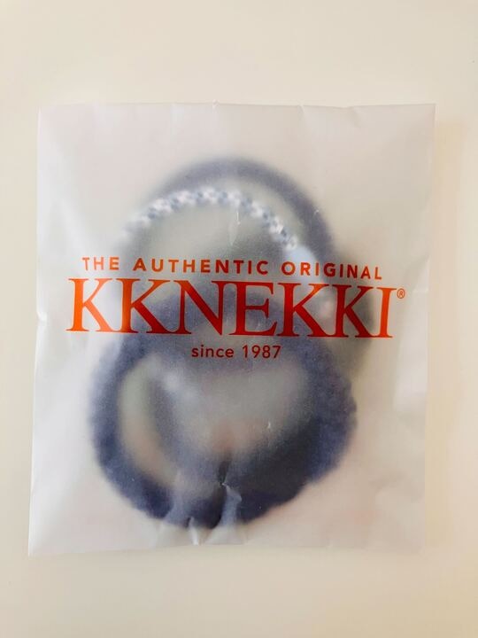 KKNEKKI Haargummis in einer Verpackung