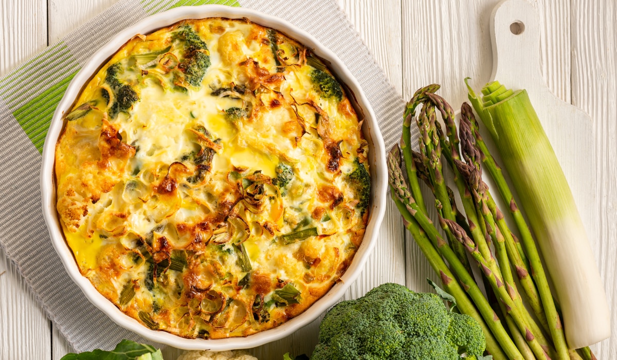Spargelauflauf mit Spargel und Lauch daneben