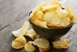 Kartoffelchips in einer Schale