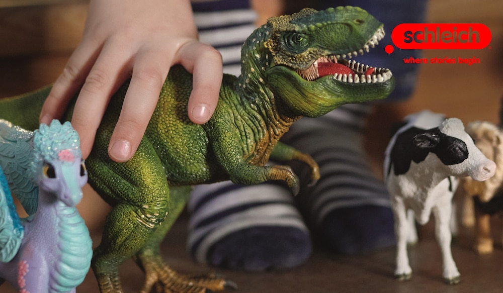 Kind spielt mit Schleich Figuren