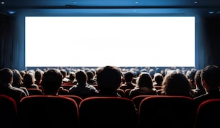 Kino-Saal mit Zuschauern und einer großen Leinwand