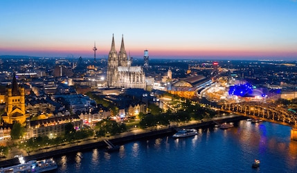 Kölner Skyline bei Nacht von oben