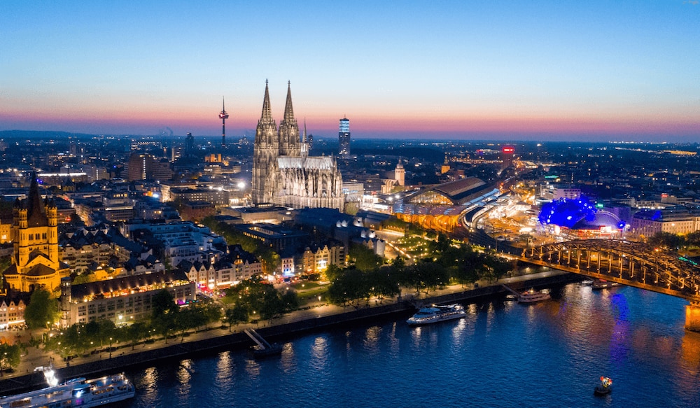 Kölner Skyline bei Nacht von oben