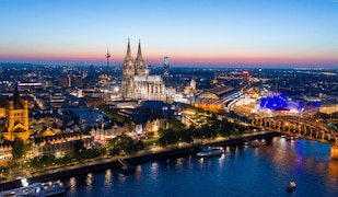 Kölner Skyline bei Nacht von oben