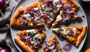 Kürbis-Pizza mit roten Zwieblen und Gorgonzola in Stücken auf einem Teller