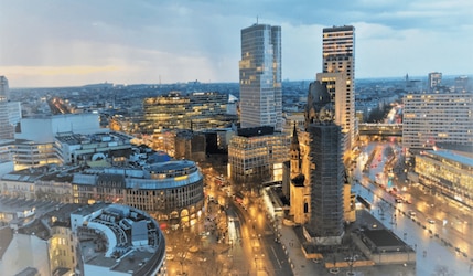 Kurfürstendamm und Breitscheidtplatz von oben fotografiert